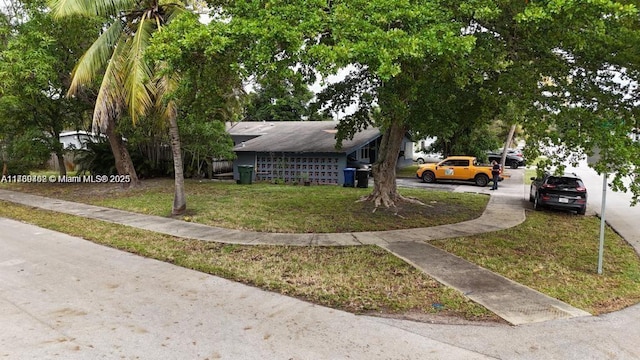 view of front of home featuring a front lawn