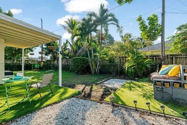 view of yard featuring a patio area