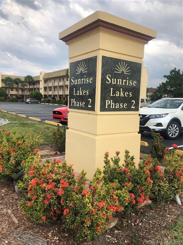 view of community / neighborhood sign