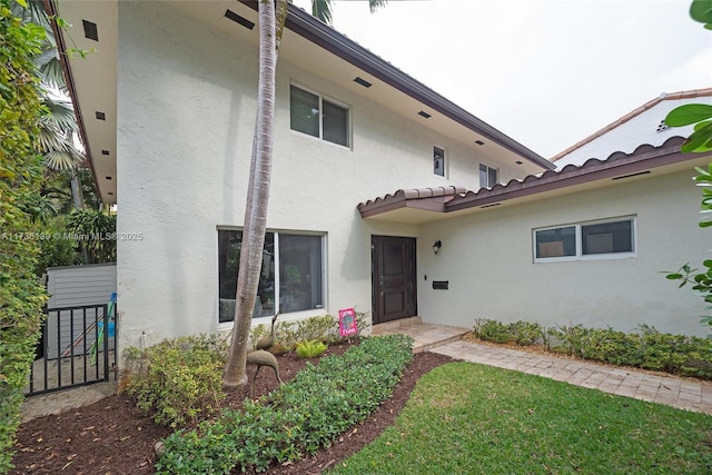 view of front of property featuring a front lawn