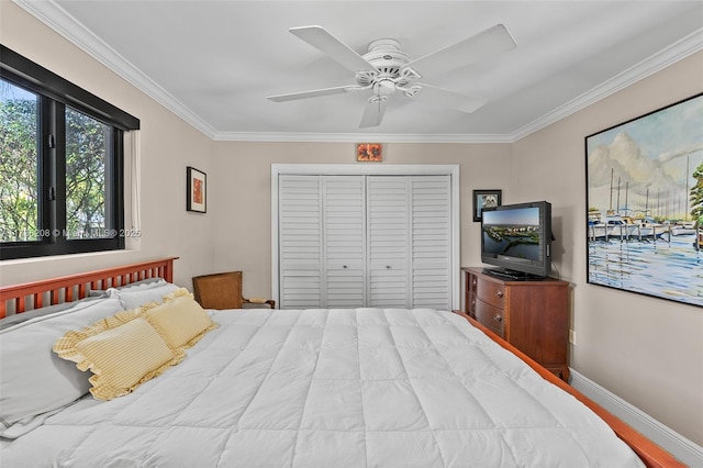 bedroom featuring crown molding, a closet, and ceiling fan