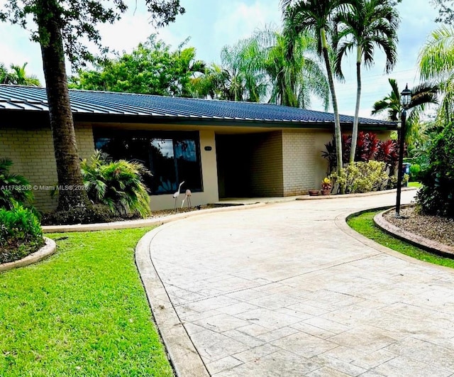 single story home featuring a front yard