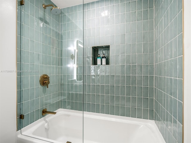 bathroom with tiled shower / bath