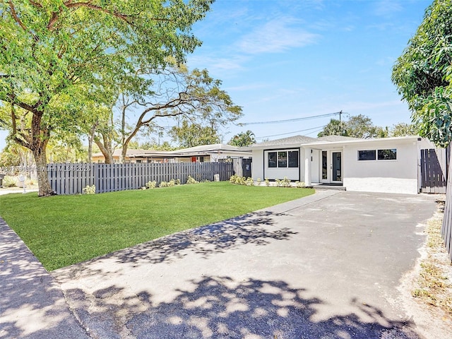 single story home with a front lawn