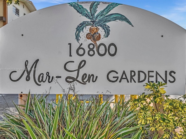 view of community / neighborhood sign