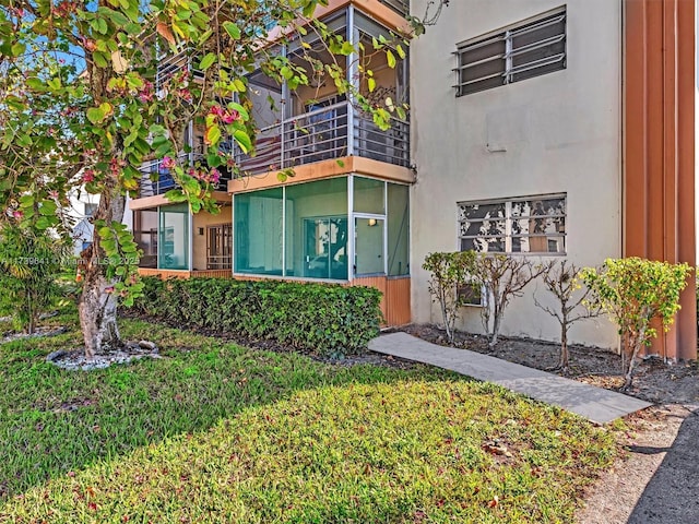 view of front facade featuring a front yard and stucco siding