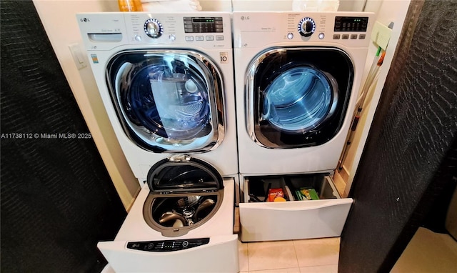 washroom featuring washer and clothes dryer and tile patterned floors