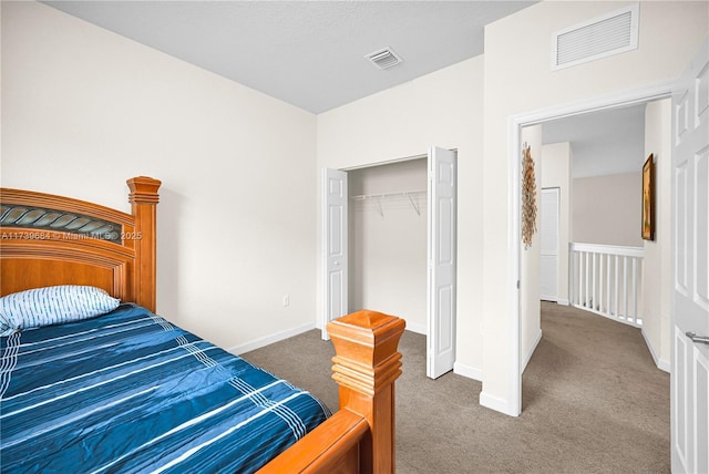 bedroom featuring carpet and a closet