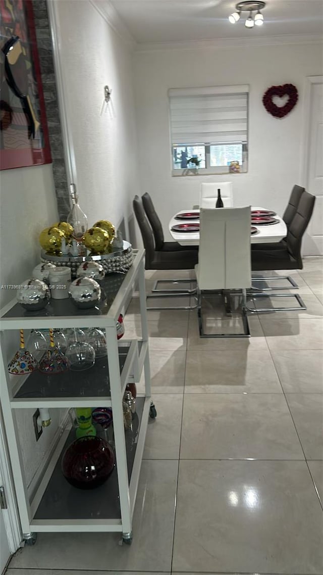 dining area with ornamental molding