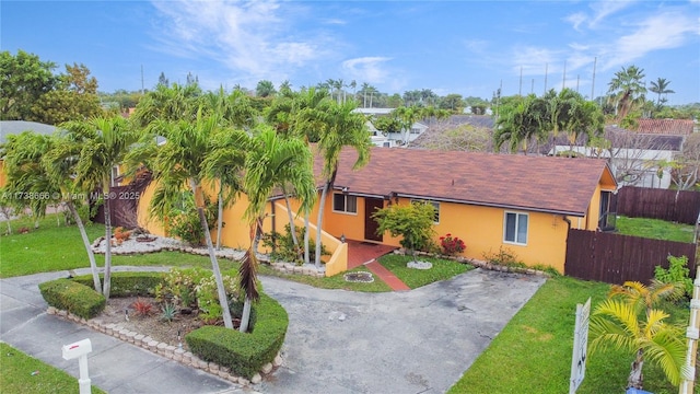 view of front of property featuring a front yard