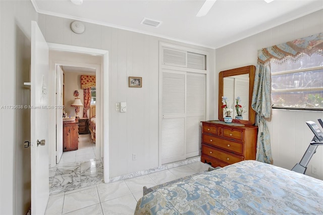 bedroom with crown molding, a closet, and ceiling fan