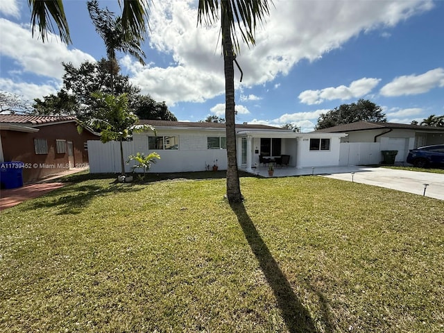 ranch-style home featuring a front lawn