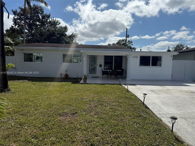 single story home with a front yard