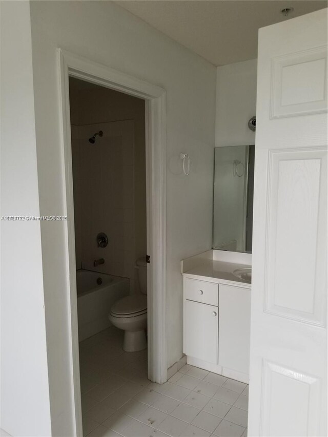 full bathroom with vanity, tiled shower / bath, and toilet