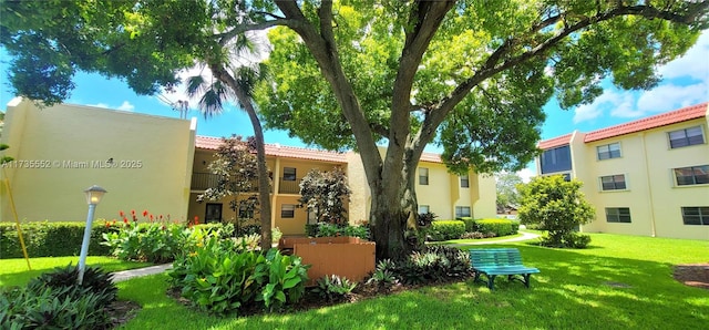 view of property's community featuring a lawn