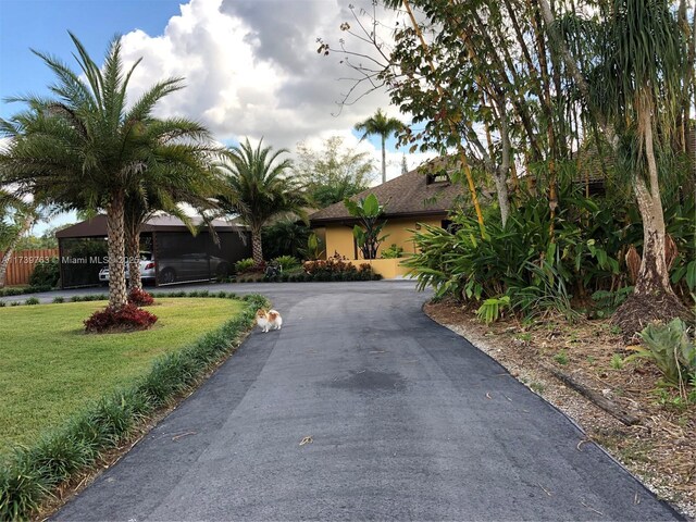 view of front of house featuring a front yard