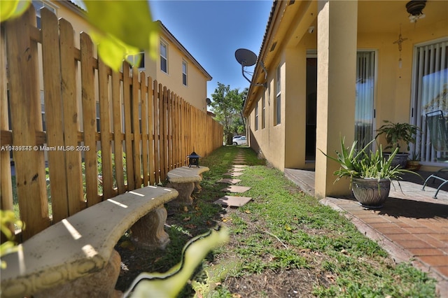 view of yard featuring a patio