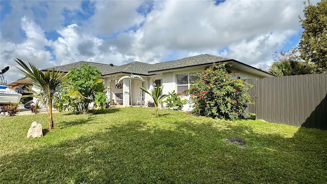 view of front of home featuring a front yard