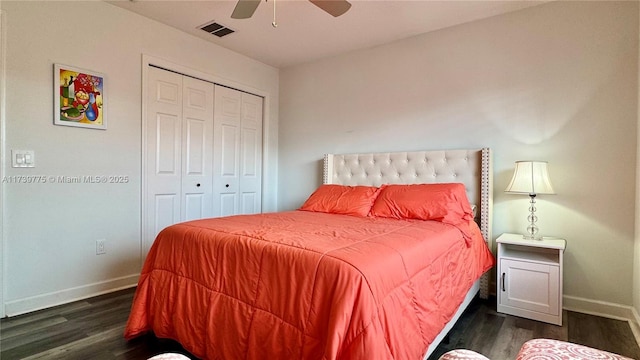 bedroom featuring visible vents, dark wood-style floors, a closet, baseboards, and ceiling fan