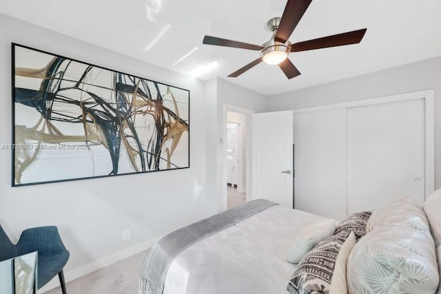 bedroom featuring ceiling fan and a closet