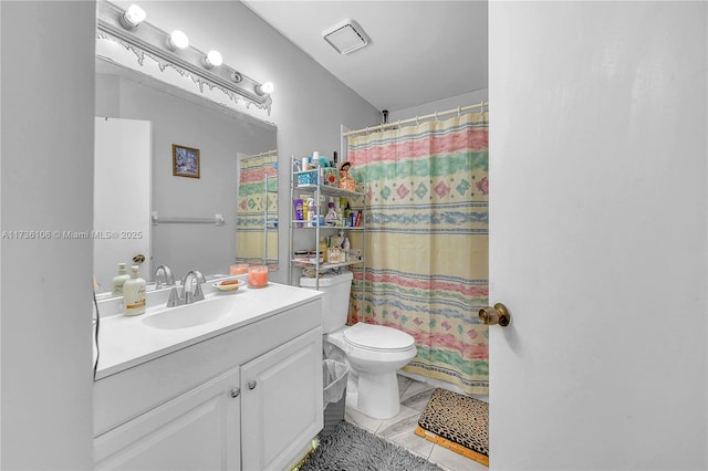 bathroom featuring a shower with curtain, vanity, and toilet