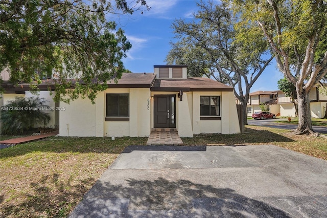 view of front of house featuring a front lawn