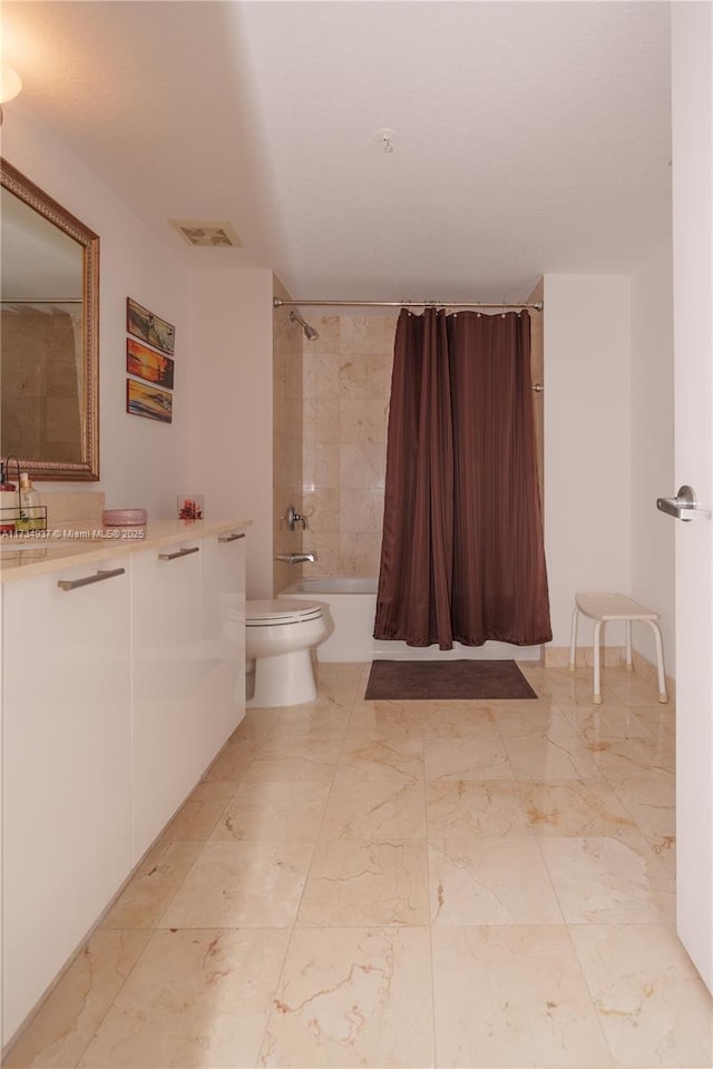 bathroom featuring toilet and shower / bath combo with shower curtain