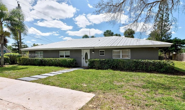 ranch-style house featuring a front yard