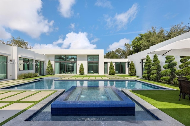 view of swimming pool with an in ground hot tub and a yard