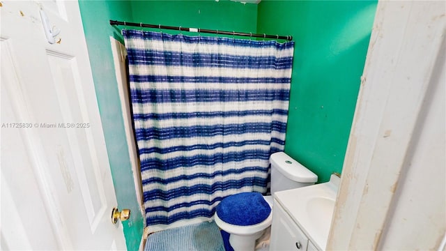 bathroom featuring a shower with curtain, vanity, and toilet