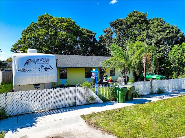 view of front of property featuring a fenced front yard and a front lawn