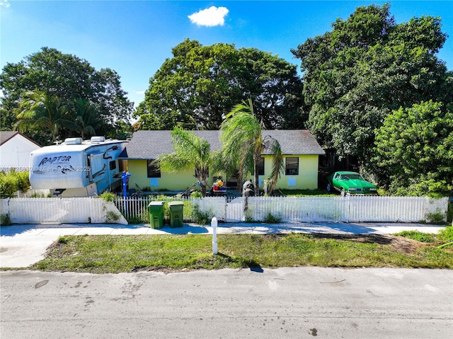 view of front facade with a fenced front yard