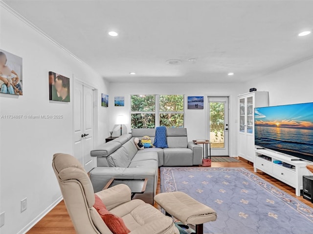 living area featuring recessed lighting, baseboards, and wood finished floors