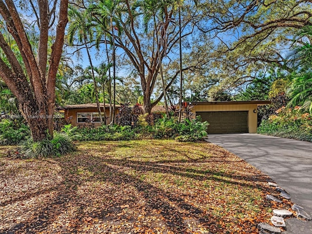 view of front of property with driveway