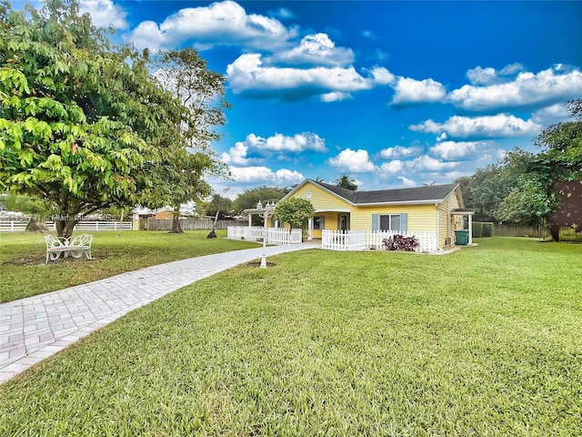 view of front of house featuring a front yard