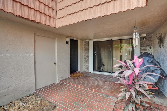 view of exterior entry with stucco siding