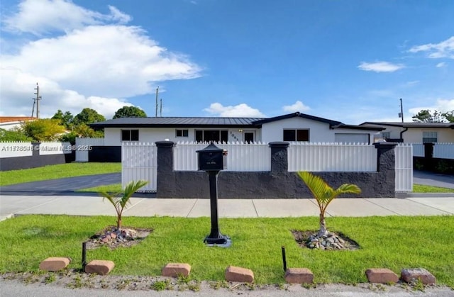 ranch-style home with a front yard