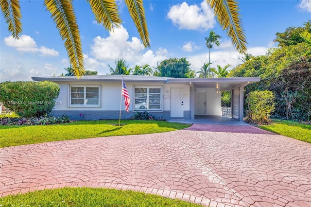 view of front facade featuring a front lawn and a carport