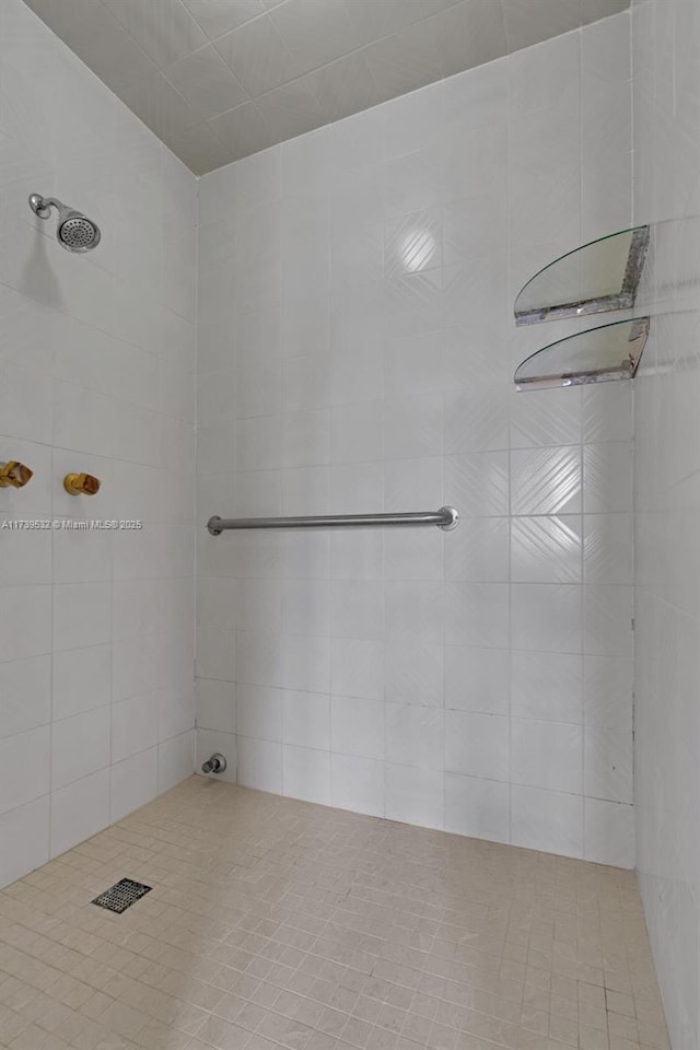 bathroom featuring tiled shower