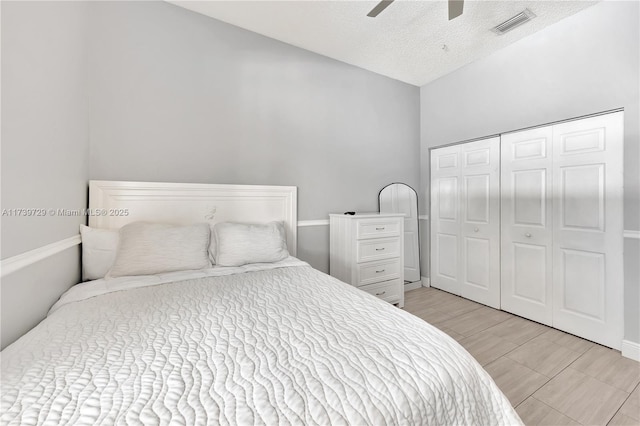 bedroom featuring ceiling fan, a textured ceiling, and a closet