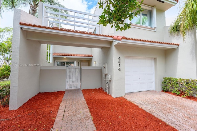 view of front of property featuring a garage