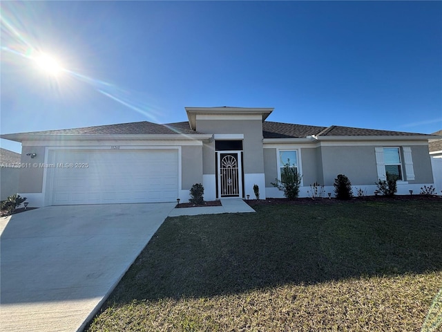 view of front facade featuring a garage and a front yard