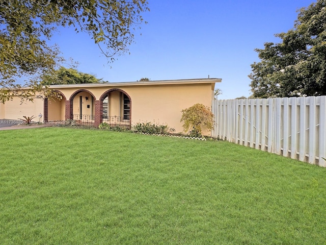 single story home featuring a front yard