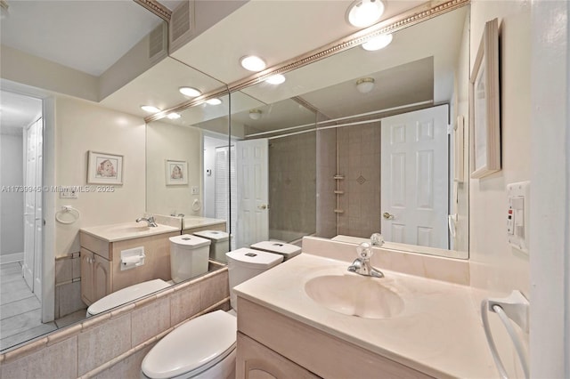 bathroom featuring a shower with curtain, vanity, and toilet