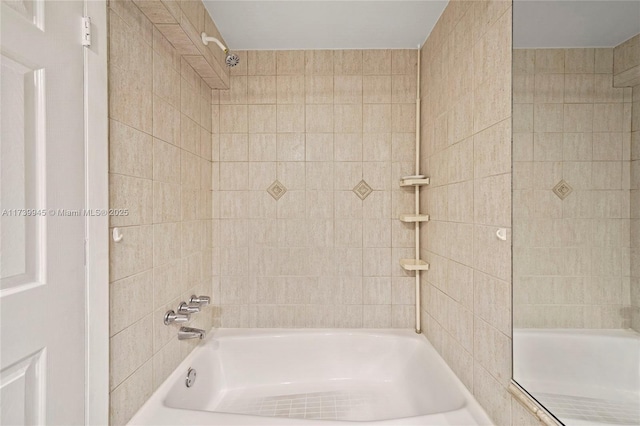 bathroom featuring tiled shower / bath combo