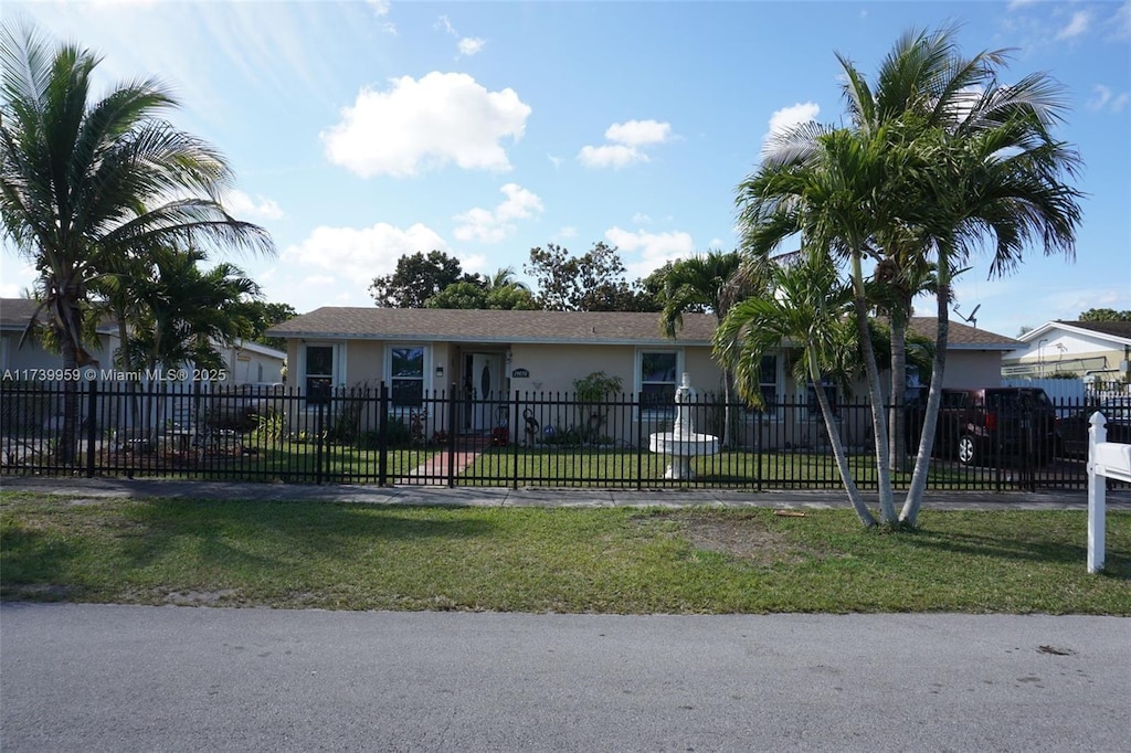 ranch-style house featuring a front yard