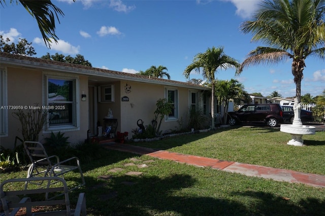 view of front of house featuring a front lawn