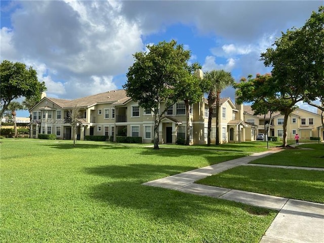 view of property's community featuring a lawn