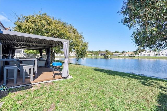 view of yard featuring a water view