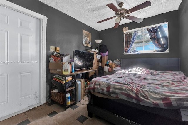 bedroom featuring ceiling fan and a textured ceiling